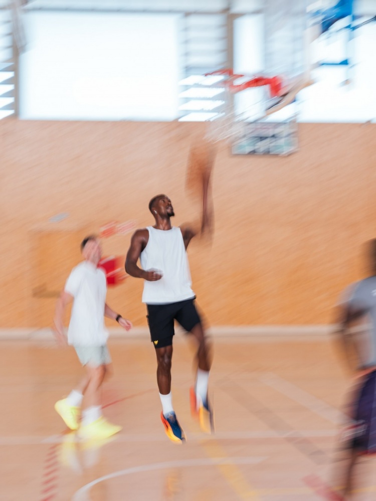 开云-不打码了！巴特勒西班牙度假打球上脚新一代签名鞋