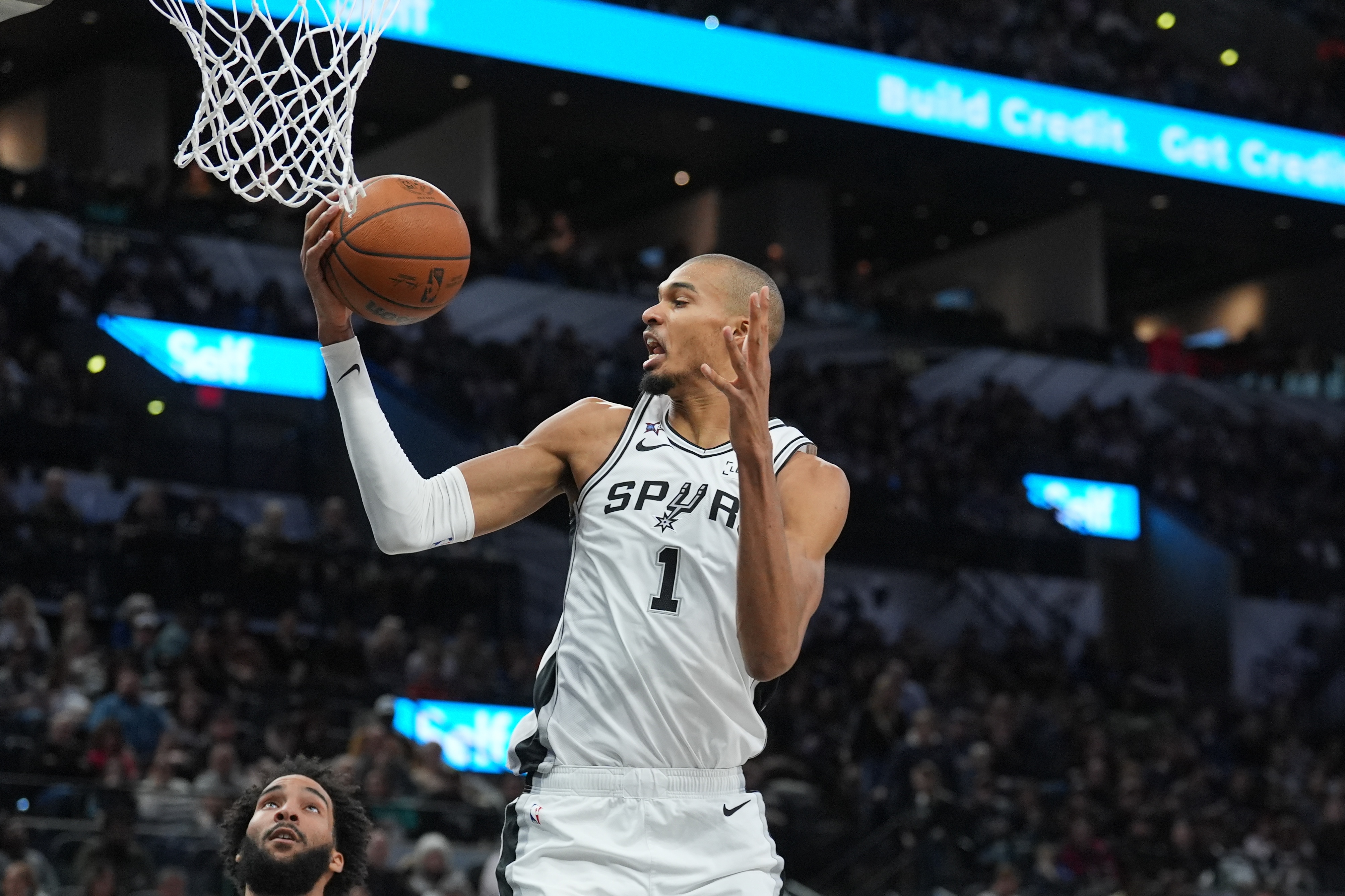 开云官网-你怎么破？文班对位阿门改变战局 火箭末节崩盘不是偶然而是必然