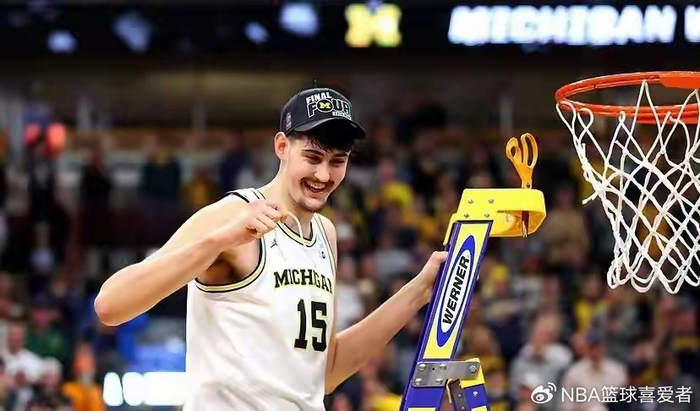 开云-23岁“老菜鸟”靠一记绝命三分杀入NBA？他的逆袭剧本太狠了|三分球|篮板|选秀|伦德伯格|密歇根_新浪体育_新浪新闻