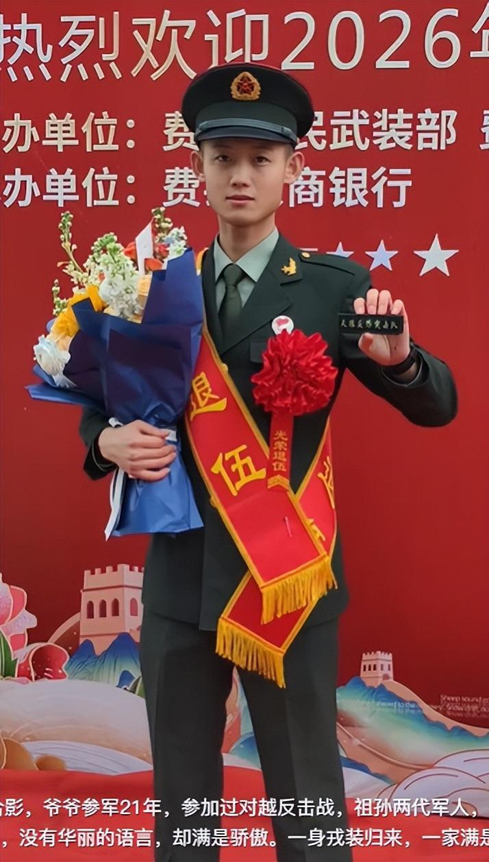 “看站姿就不像当过兵的！”家长炫耀特种兵儿子，败露后惨遭打脸